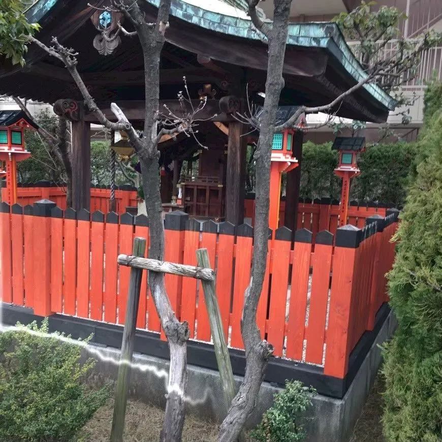 社殿を囲う朱塗りの玉垣を斜めから見た全景